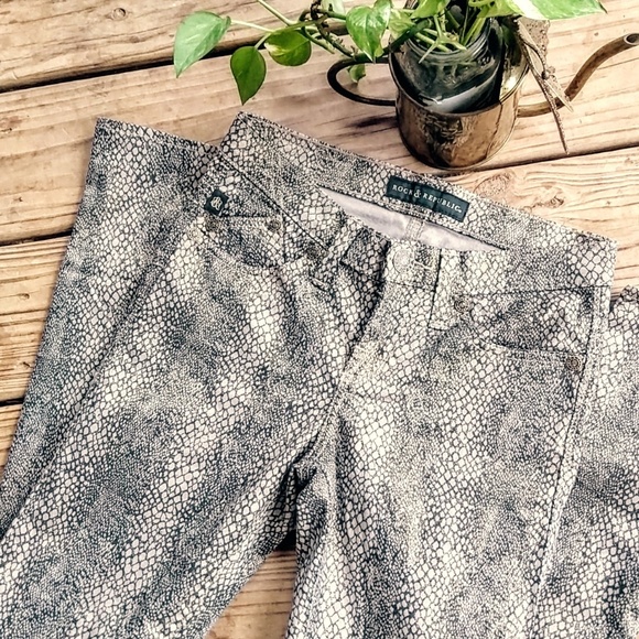 Rock & Republic Denim - Rock&Republic Metallic Snakeskin Ltwt Size 2 Jeans